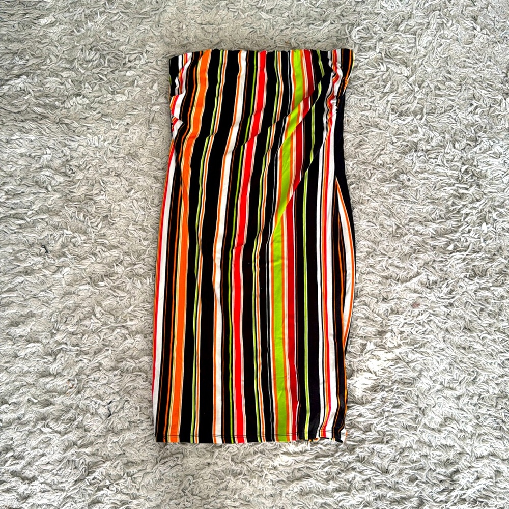 Strapless fitted dress.